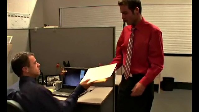 ufficio arrapato che scopa il culo gay in ufficio