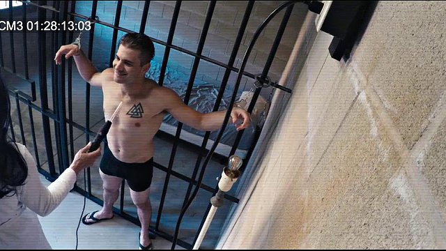 La depresión de Tommy se desvanece con el cálido abrazo de su esposa - Avi Love