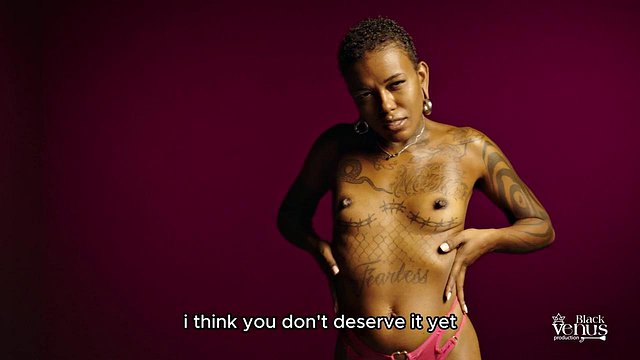 Το Ebony Stunner's Sultry Mind Game Striptease ξεφλουδίζει κάθε στρώμα στο Private Solo Tease,