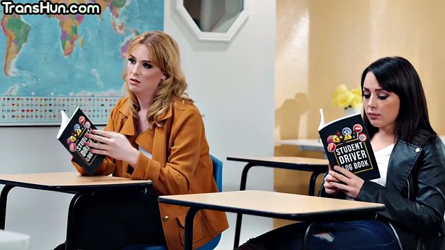 Student autoškoly TS rozbije ve třídě úžasnou děvku