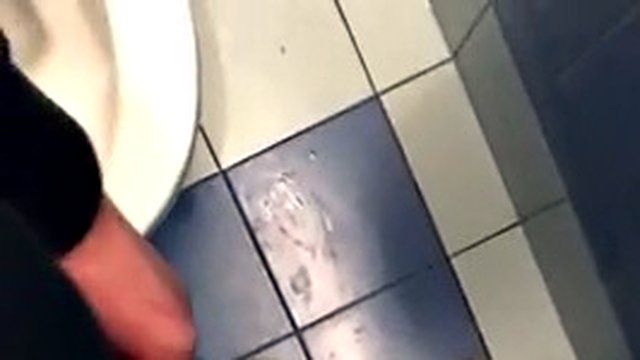 ragazzo che scopa nel bagno pubblico