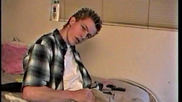Jovem Shane Acaricia Uma Carga