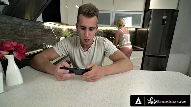 الجدات مفعم بالحيوية - GILF رائع مع كبير الثدي يحصل على بوسها الناضجة استغل من قبل مسمار