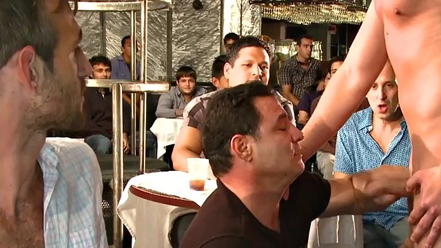 رقصنده آماتور در انظار عمومی می خورد