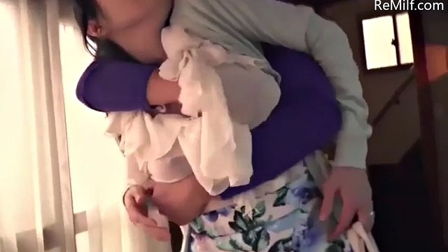 asiatische japanische Mutter, wenn er Nippel sieht