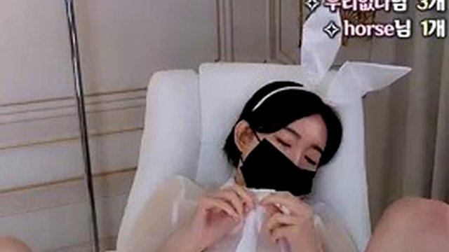 Good-looking Korean female anchor masturbates Korean+BJ live broadcast, ass, stockings, doggy style, Internet celebrity, oral sex, goddess, black stockings, peach butt Season 52