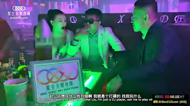 33 Baisée un DJ : porno pipe, levrette et cow-girl