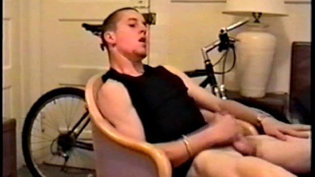 Adam si spoglia per rivelare il suo corpo tonico da skater e si appoggia indietro per uno scatto tanto necessario. Avvolge il pugno intorno alla sua carne inerte e con alcuni pugni e il culo Adam si spinge al massimo.