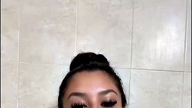 latina sexy con grandi tette nella vasca da bagno