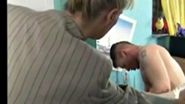 maman cornée enseigne à sa fille