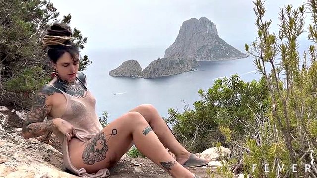 Squirt and Cumshot in Mouth på Ibiza