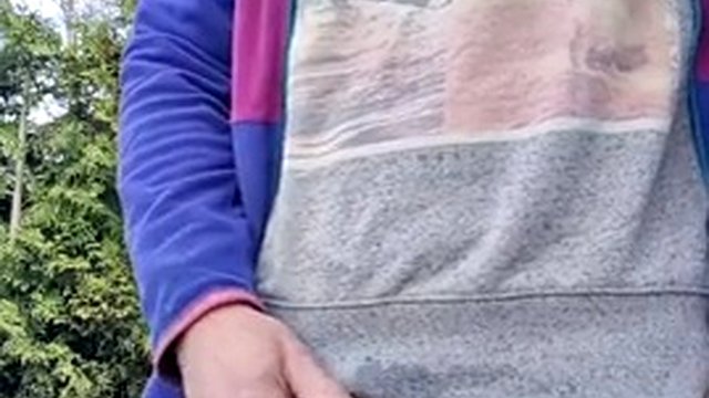 La scrollata di dosso dopo una pisciata enorme finisce quasi con delle sborrate. Molto, molto vicino all'orgasmo