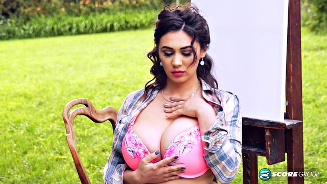 Busty Luna Amor Striptease