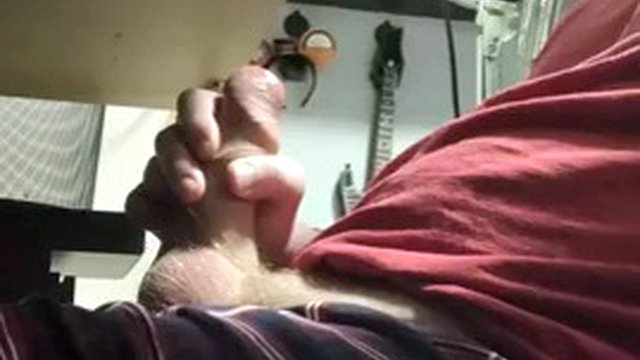 Mi masturbo il mio grosso cazzo mentre nella stanza accanto i miei vicini scopano tanto e urlano