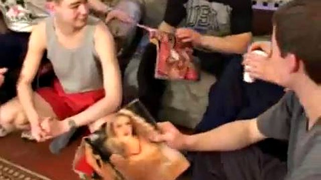 Un gruppo di ragazzi e dottorandi della festa porno MILF