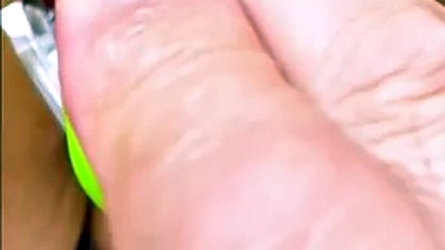 Vagina, cervix Rhythmically hit the orgasm vaginal endoscope with strong suction, squeezing and raising the spike.
