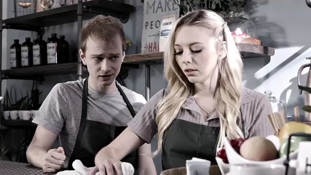 Piccola cameriera BBC teen scopata sul posto di lavoro