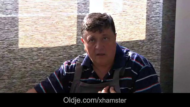 Viejo se folla a una hermosa y sexy bebé pelirroja