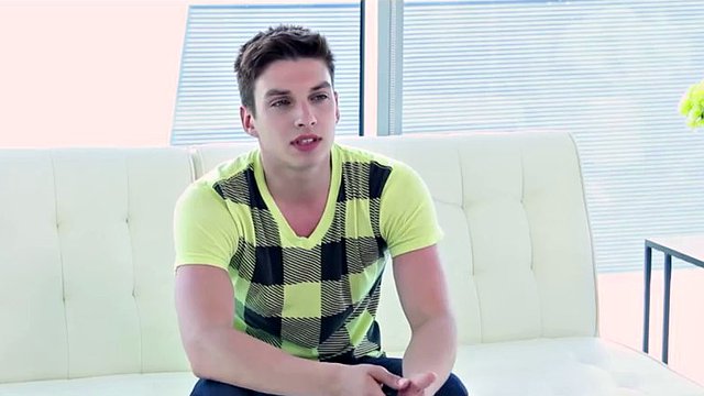 gaycastings hübscher Twink will Geld vor der Kamera lutschen