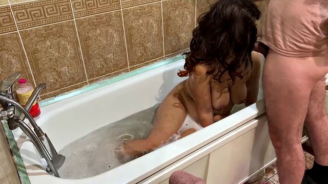 Vi a una MILF darse un baño y me llamó para una mamada y sexo anal