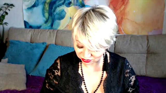 Kinky MILF AimeeParadise: wet mature pussy super closeup!