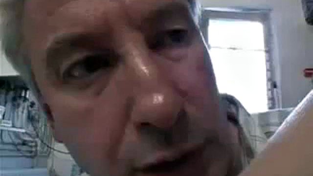 Caroline yaşlı adamı sikiyor: Oral Seks, Anal ve Kızıl Saçlı Porno