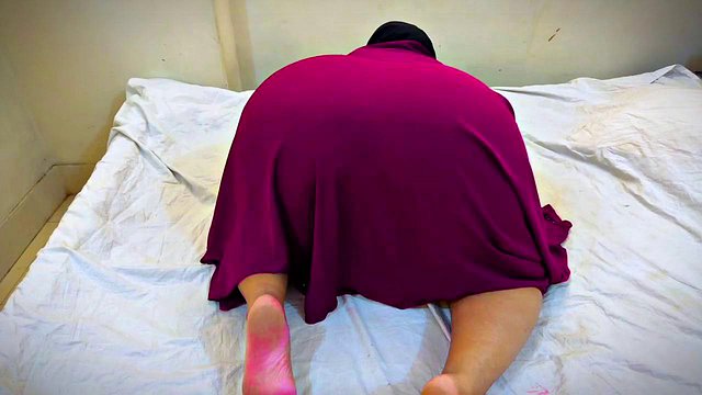Όμορφη νεαρή ιρανική αναισθητοποίηση με τεράστιους γλουτούς και πολύ φαρδύ μουνί που πατάει δυνατά στο Steamy