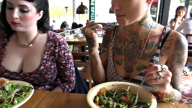 Kate Wolf mangia un boccone e poi si masturba a bordo piscina di ATK Girlfriends: Porn