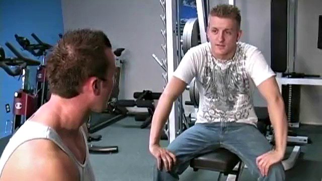 Ragazzi etero, Kai e Spence, vengono assistiti dal ragazzo gay, Bosco, in palestra, durante un allenamento