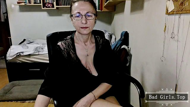 Skinny Webcam Mature Flaunts Big Saggy Tits and Phat Ass
