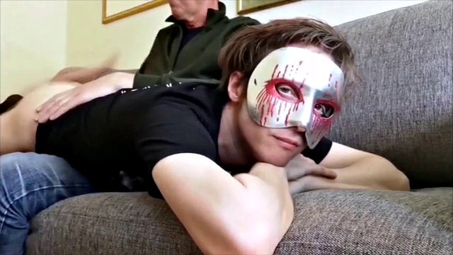 Il ragazzo amatoriale riceve la sua prima fustigazione