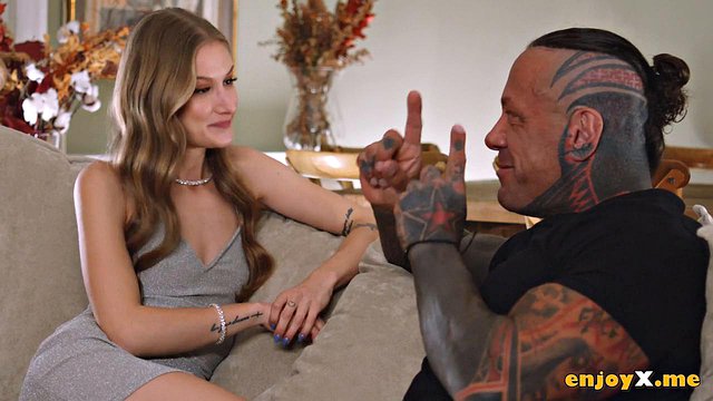 Rob Diesel sbatte la figa folta della bionda Tiffany Tatum in una scopata gonzo interrazziale hardcore