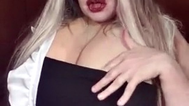 Susi sexy cameriera gioca con un giocattolo e si masturba