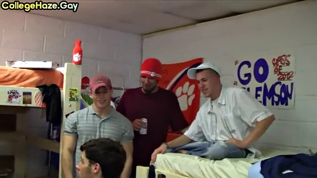 Il vero ragazzo str8 succhia il cazzo e si fa scopare nel culo ad una festa nel dormitorio