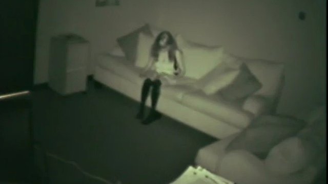 Spy cam babe onanerer på sofaen