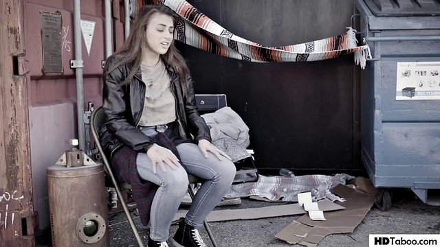 PURE TABOO Niñas pobres sin hogar convertidas en lesbianas por dinero en efectivo - Gia Derza y ​​Evelyn Claire