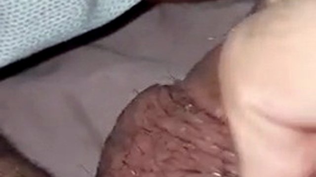 Üvey oğul, büyük ereksiyonunu üvey anneden bir battaniyenin altında saklıyor