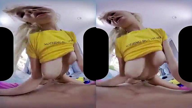 プールによる VR セックス: 騎乗位、ブロンド、微乳ポルノ