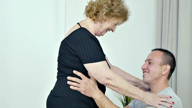 Grand-mère montre à quel point le sexe a soif d'un garçon