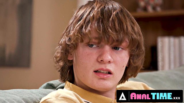 ANALTIME.XXX - La niñera sexy Scarlett Alexis es follada por el culo durante su turno